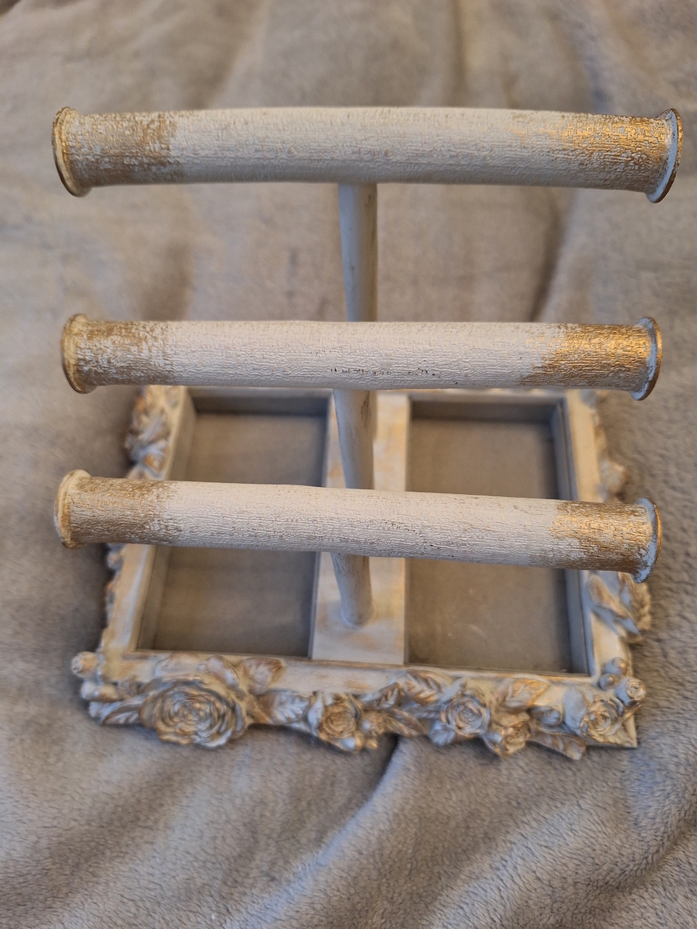 Shabby Chic Triple Bracelet Stand in White and Gold